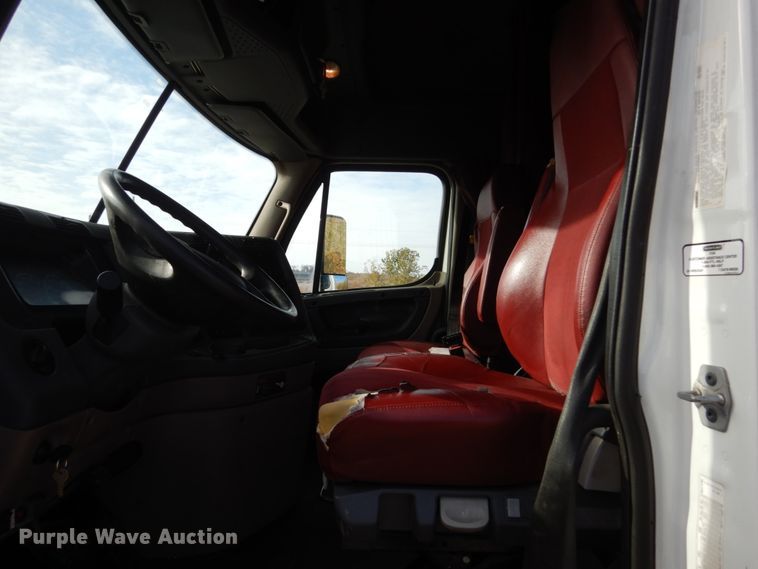 image for item EC9076 2012 Freightliner Cascadia semi truck