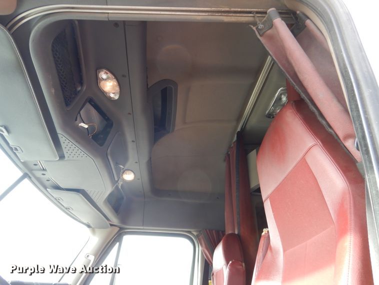 image for item EC9076 2012 Freightliner Cascadia semi truck