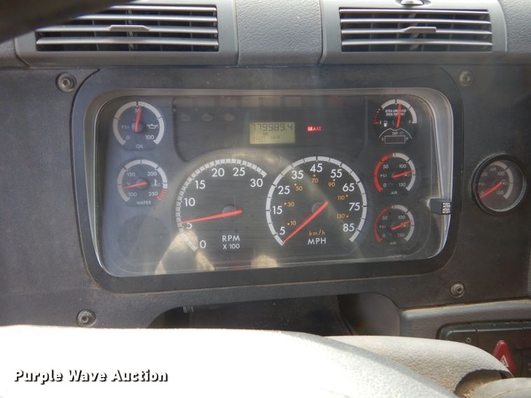 image for item EC9076 2012 Freightliner Cascadia semi truck