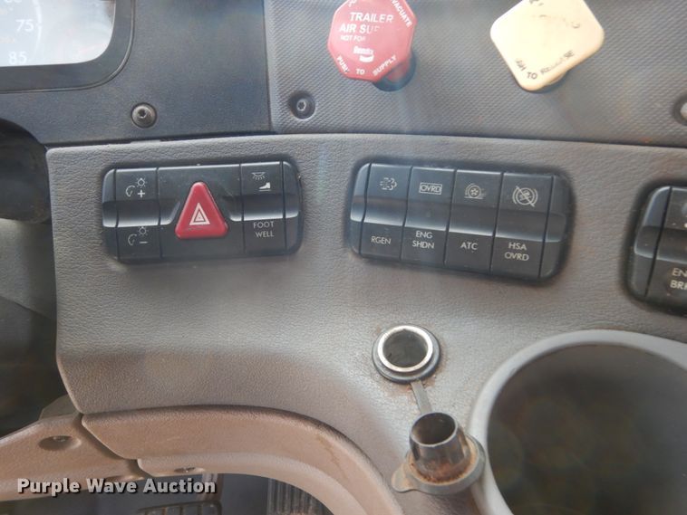 image for item EC9076 2012 Freightliner Cascadia semi truck