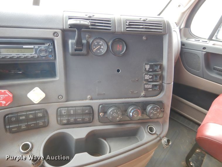 image for item EC9076 2012 Freightliner Cascadia semi truck