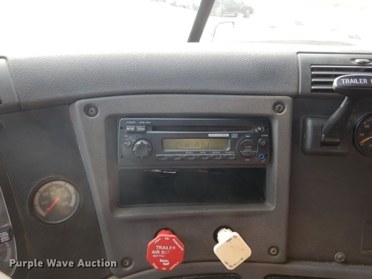 image for item EC9076 2012 Freightliner Cascadia semi truck