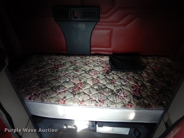 image for item EC9076 2012 Freightliner Cascadia semi truck