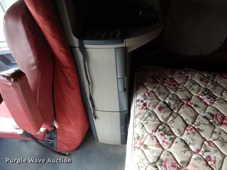 image for item EC9076 2012 Freightliner Cascadia semi truck