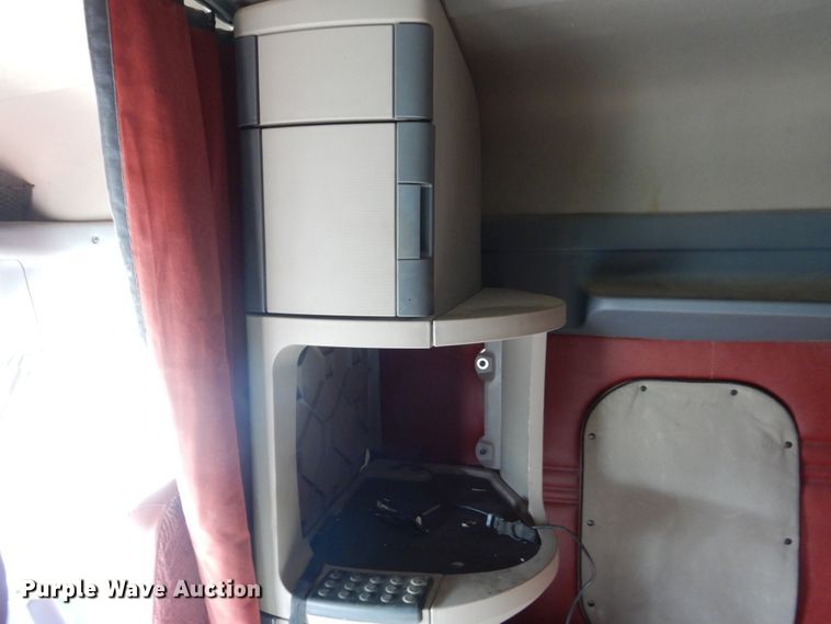 image for item EC9076 2012 Freightliner Cascadia semi truck