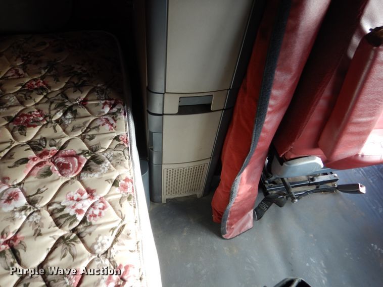 image for item EC9076 2012 Freightliner Cascadia semi truck