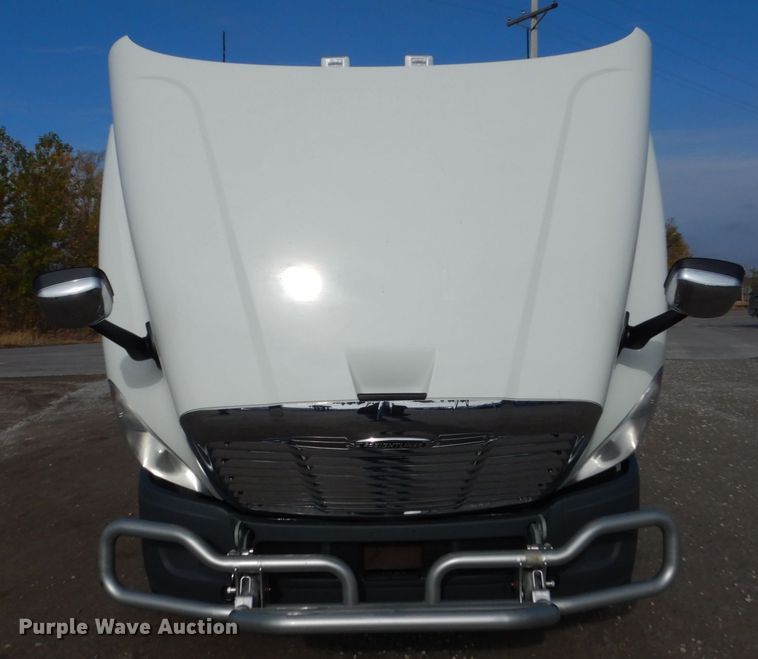 image for item EC9076 2012 Freightliner Cascadia semi truck