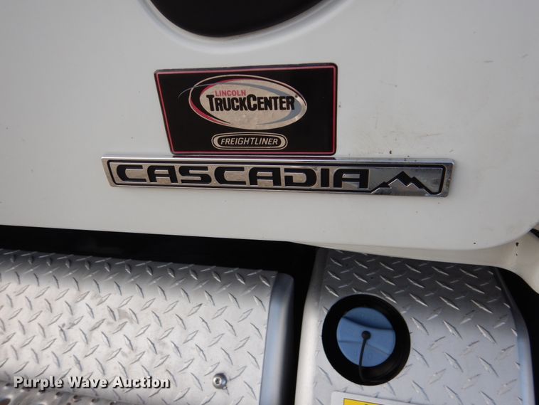 image for item EC9076 2012 Freightliner Cascadia semi truck