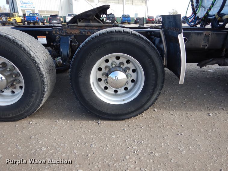 image for item EC9076 2012 Freightliner Cascadia semi truck