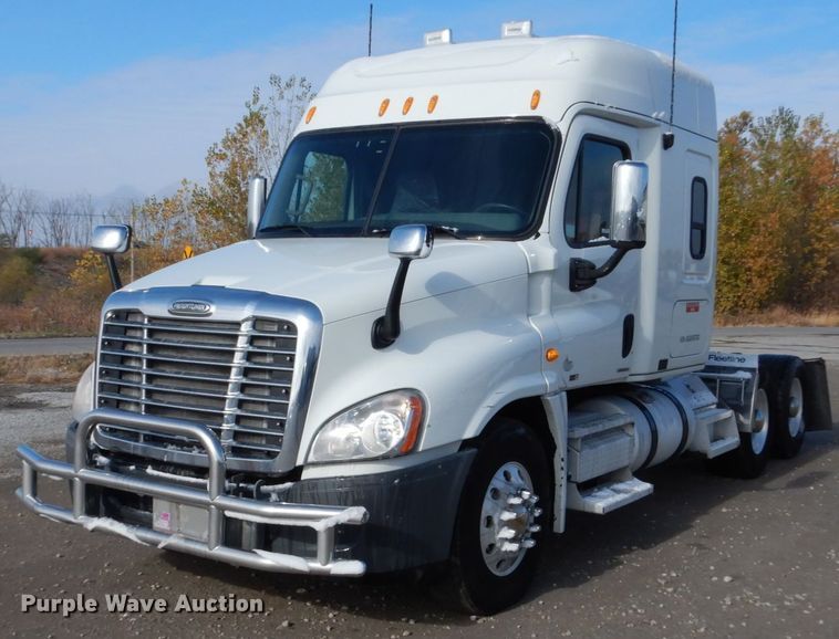 image for item EC9077 2010 Freightliner Cascadia semi truck