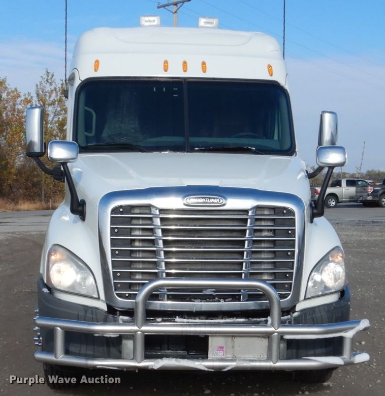 image for item EC9077 2010 Freightliner Cascadia semi truck