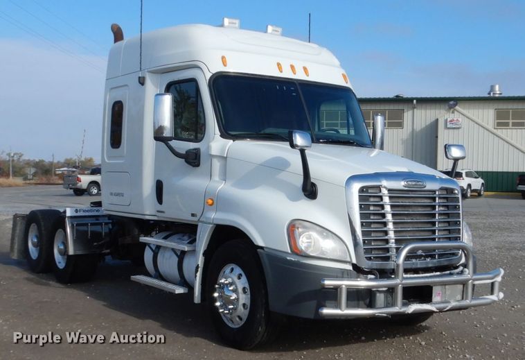 image for item EC9077 2010 Freightliner Cascadia semi truck