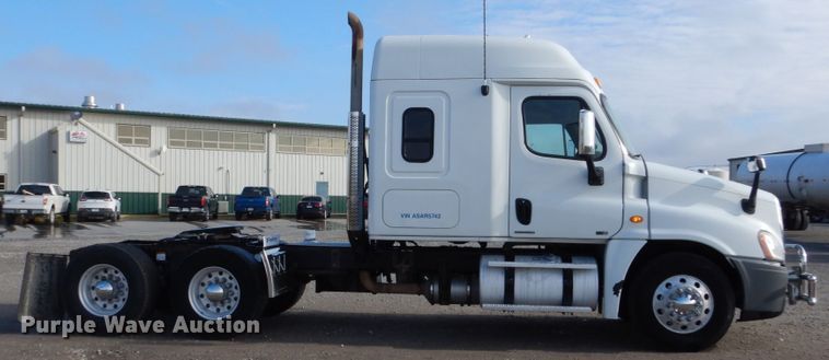 image for item EC9077 2010 Freightliner Cascadia semi truck