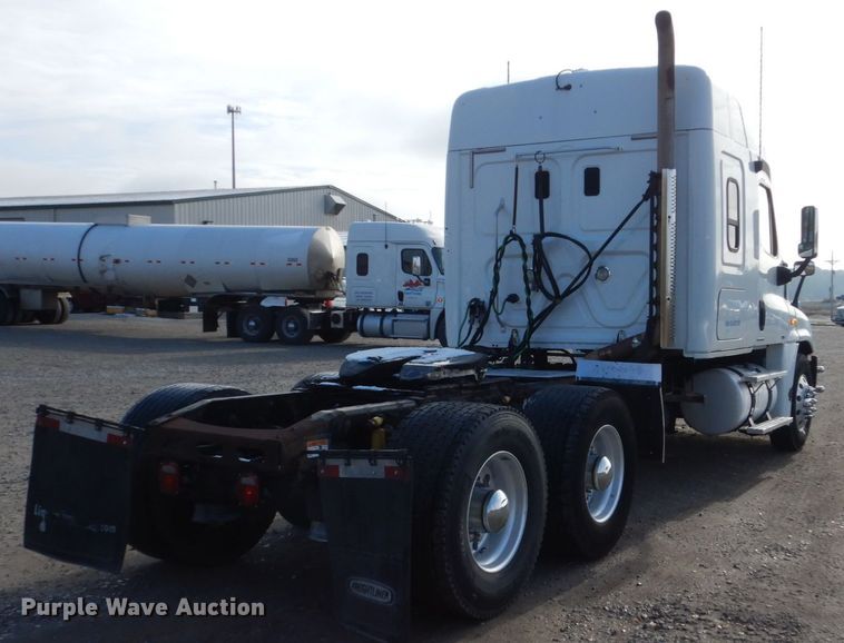 image for item EC9077 2010 Freightliner Cascadia semi truck