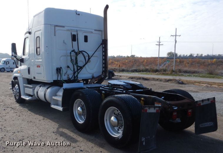 image for item EC9077 2010 Freightliner Cascadia semi truck