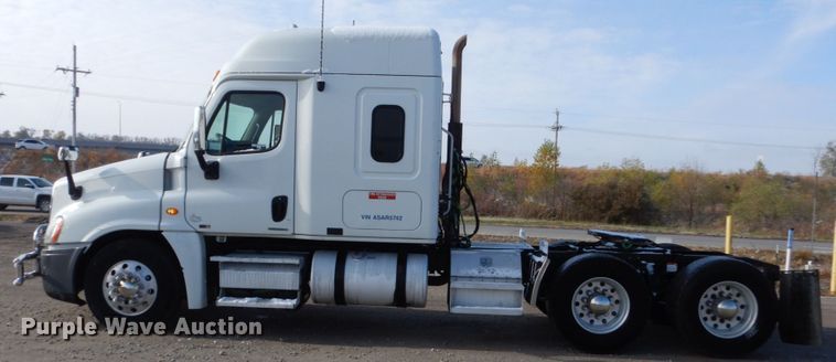 image for item EC9077 2010 Freightliner Cascadia semi truck