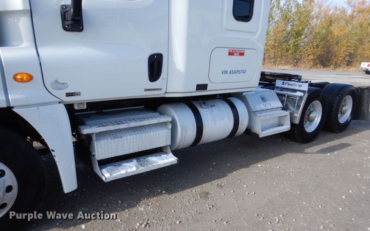 image for item EC9077 2010 Freightliner Cascadia semi truck