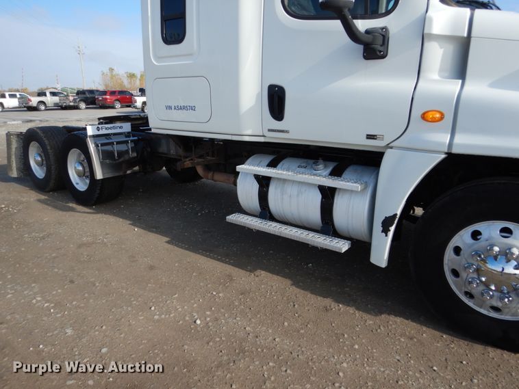 image for item EC9077 2010 Freightliner Cascadia semi truck