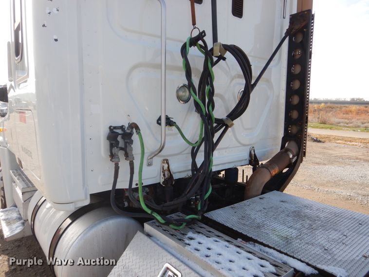 image for item EC9077 2010 Freightliner Cascadia semi truck