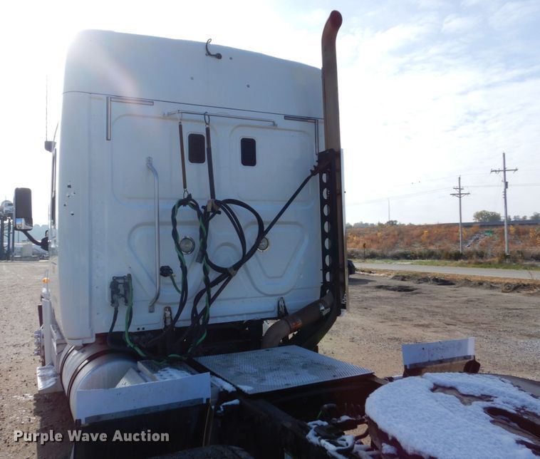 image for item EC9077 2010 Freightliner Cascadia semi truck