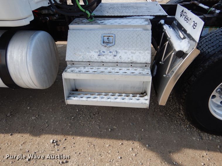 image for item EC9077 2010 Freightliner Cascadia semi truck