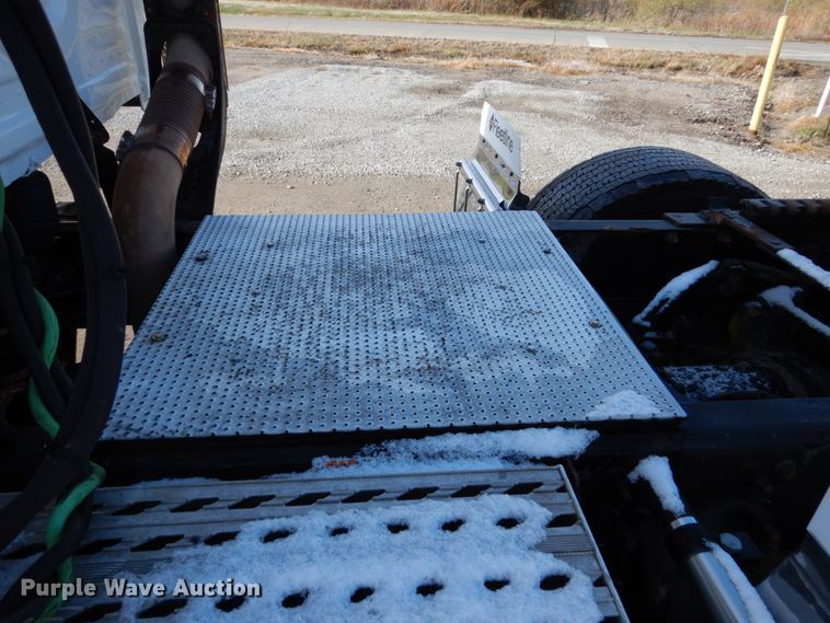 image for item EC9077 2010 Freightliner Cascadia semi truck