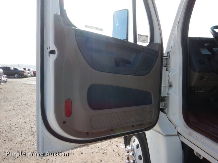 image for item EC9077 2010 Freightliner Cascadia semi truck