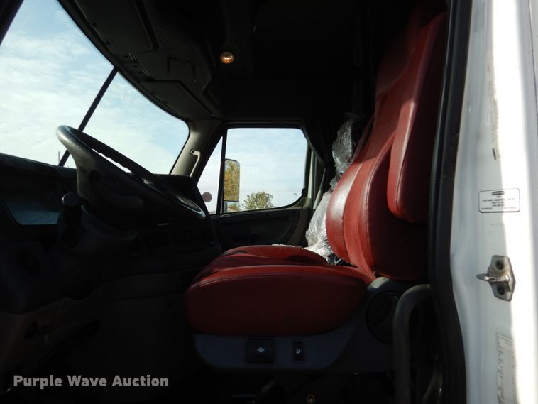 image for item EC9077 2010 Freightliner Cascadia semi truck