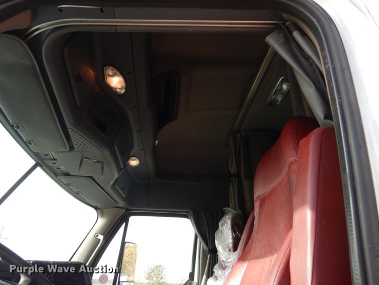 image for item EC9077 2010 Freightliner Cascadia semi truck