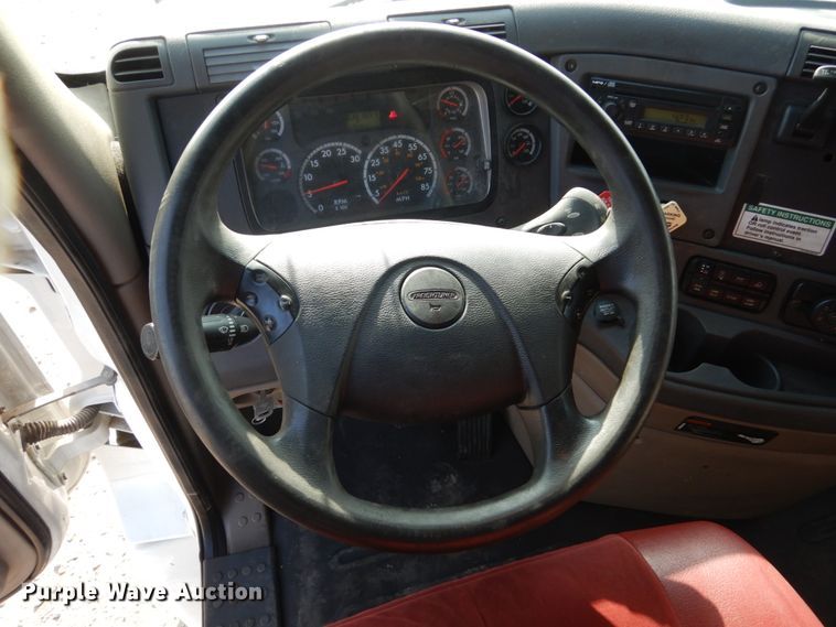 image for item EC9077 2010 Freightliner Cascadia semi truck