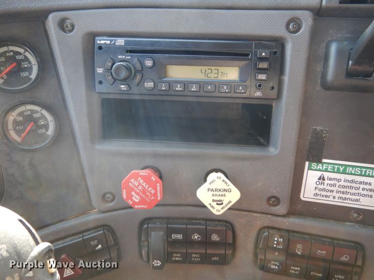 image for item EC9077 2010 Freightliner Cascadia semi truck