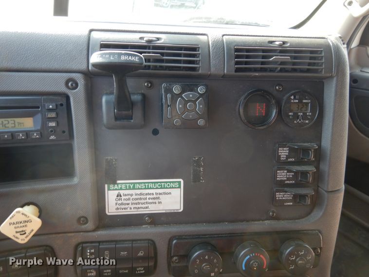 image for item EC9077 2010 Freightliner Cascadia semi truck