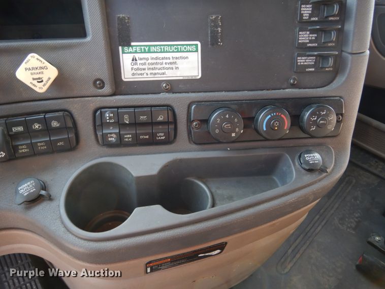 image for item EC9077 2010 Freightliner Cascadia semi truck