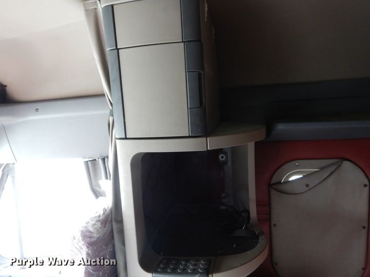 image for item EC9077 2010 Freightliner Cascadia semi truck