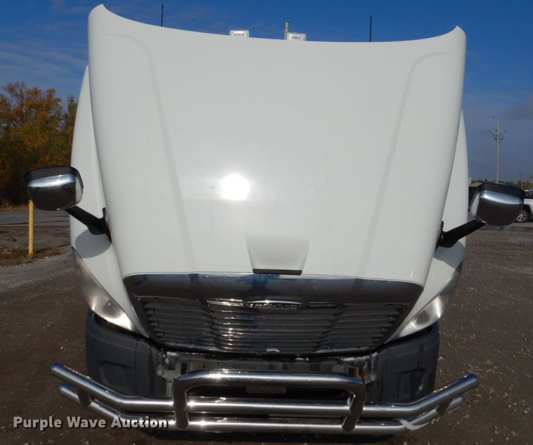 image for item EC9077 2010 Freightliner Cascadia semi truck