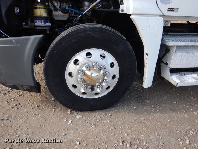 image for item EC9077 2010 Freightliner Cascadia semi truck