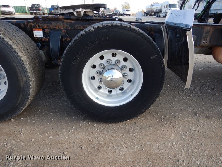 image for item EC9077 2010 Freightliner Cascadia semi truck