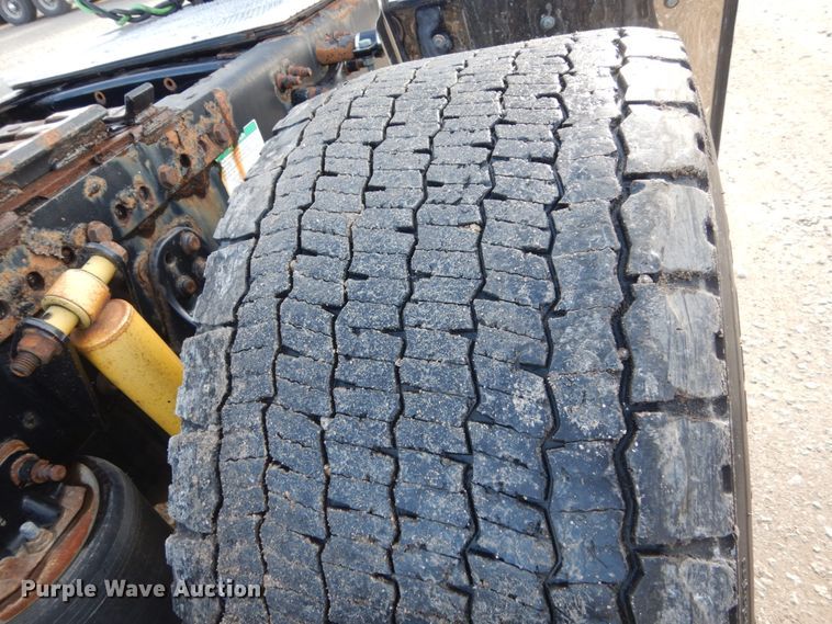 image for item EC9077 2010 Freightliner Cascadia semi truck