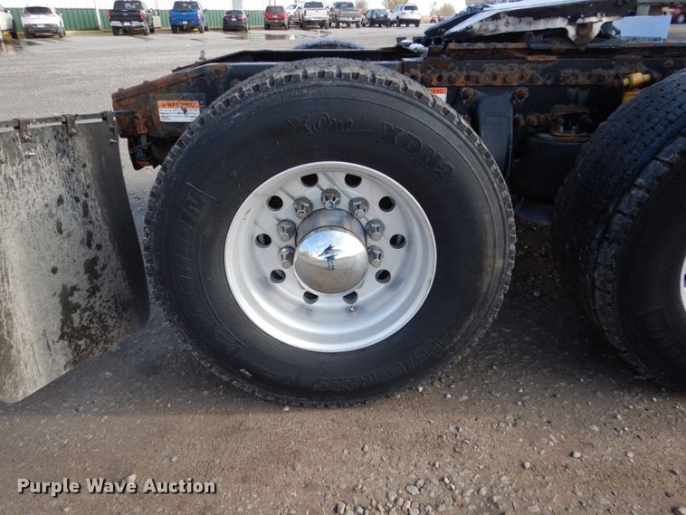 image for item EC9077 2010 Freightliner Cascadia semi truck