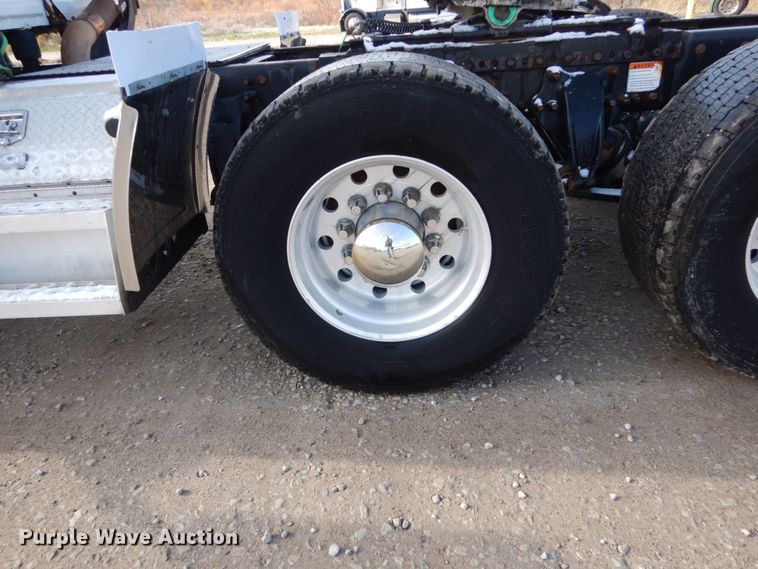 image for item EC9077 2010 Freightliner Cascadia semi truck