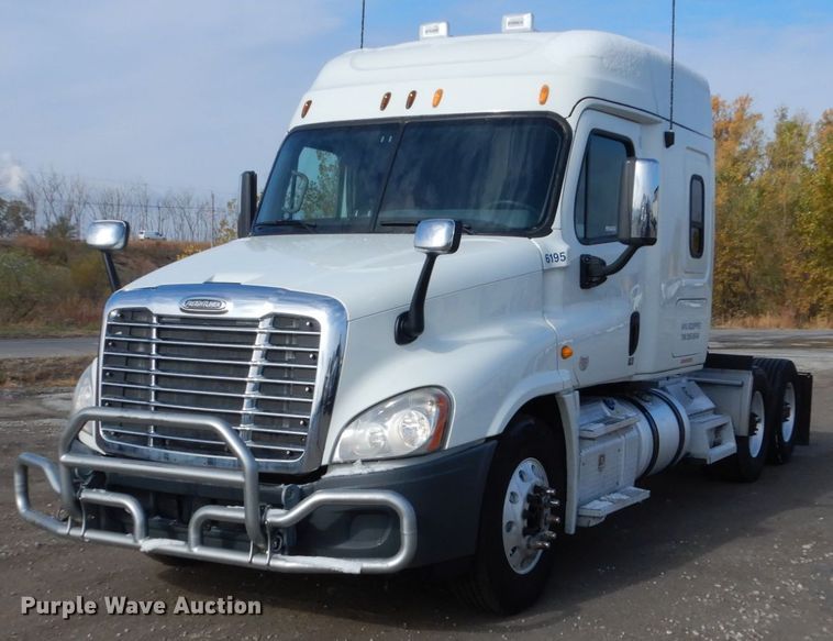 image for item EC9078 2013 Freightliner Cascadia semi truck