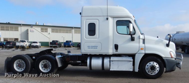 image for item EC9078 2013 Freightliner Cascadia semi truck