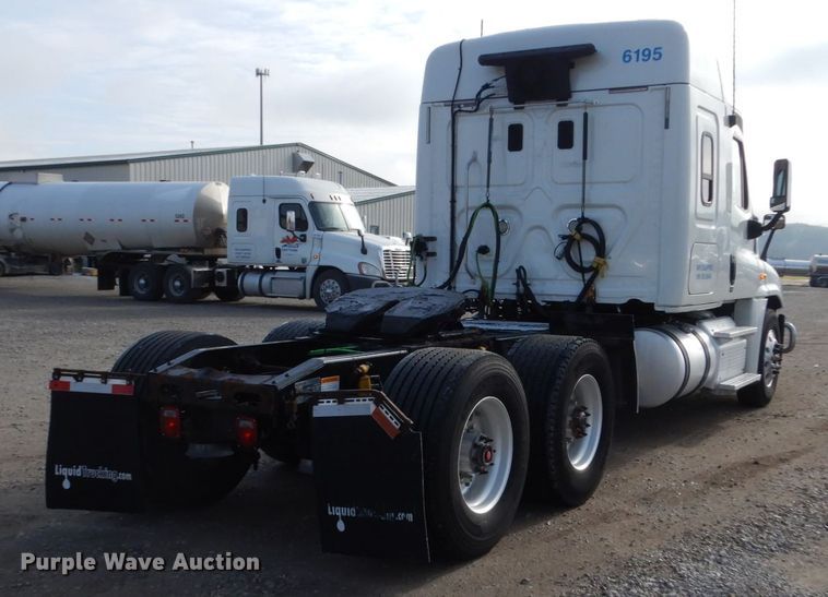 image for item EC9078 2013 Freightliner Cascadia semi truck