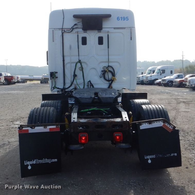 image for item EC9078 2013 Freightliner Cascadia semi truck