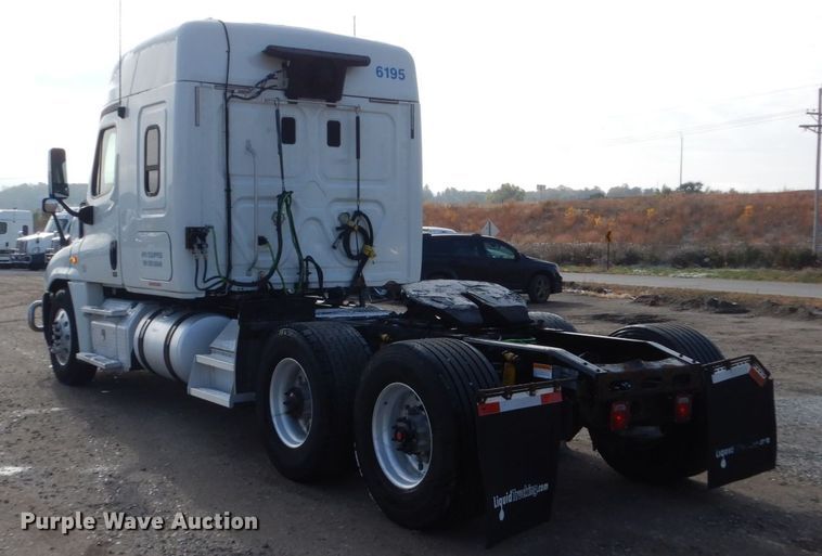 image for item EC9078 2013 Freightliner Cascadia semi truck