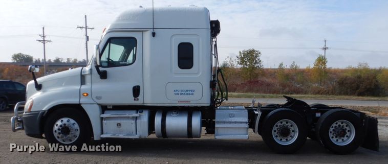 image for item EC9078 2013 Freightliner Cascadia semi truck