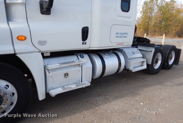 image for item EC9078 2013 Freightliner Cascadia semi truck