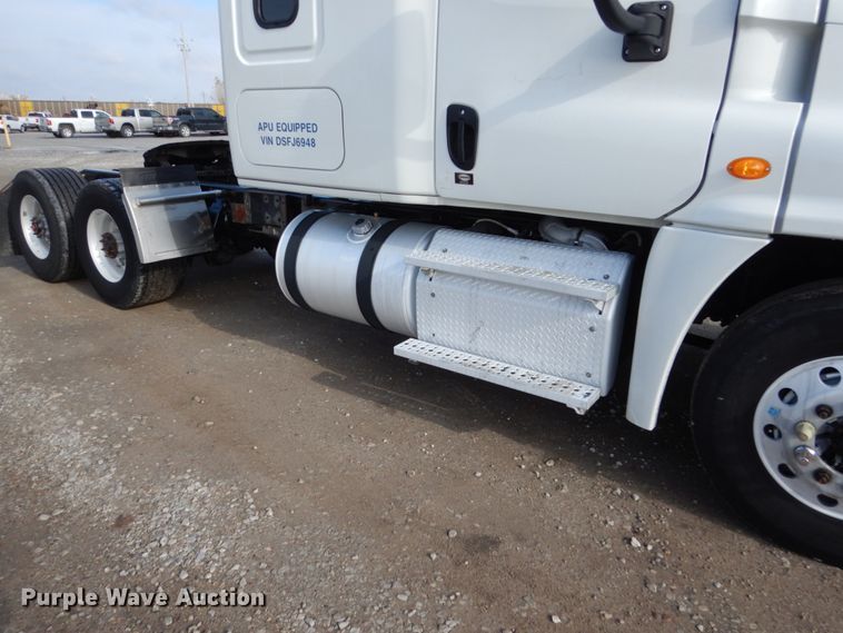 image for item EC9078 2013 Freightliner Cascadia semi truck