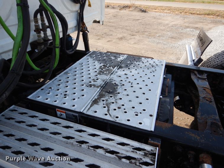 image for item EC9078 2013 Freightliner Cascadia semi truck