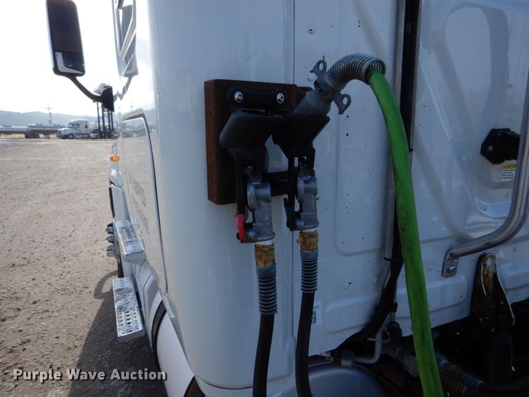 image for item EC9078 2013 Freightliner Cascadia semi truck